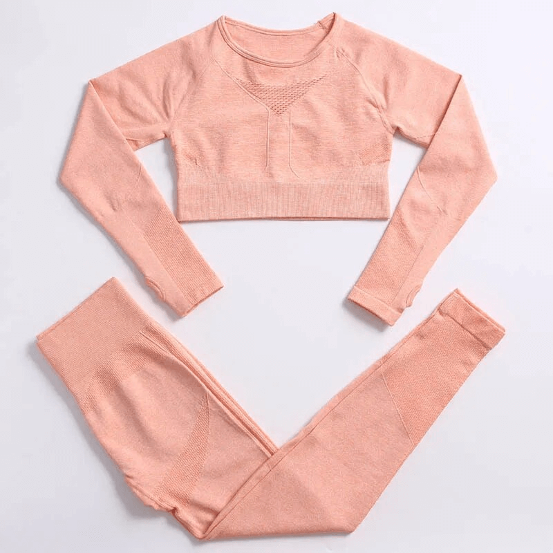 Peach seamless women's yoga set, nylon material, full sleeves, anti-pilling and windproof, perfect for yoga or sports enthusiasts.