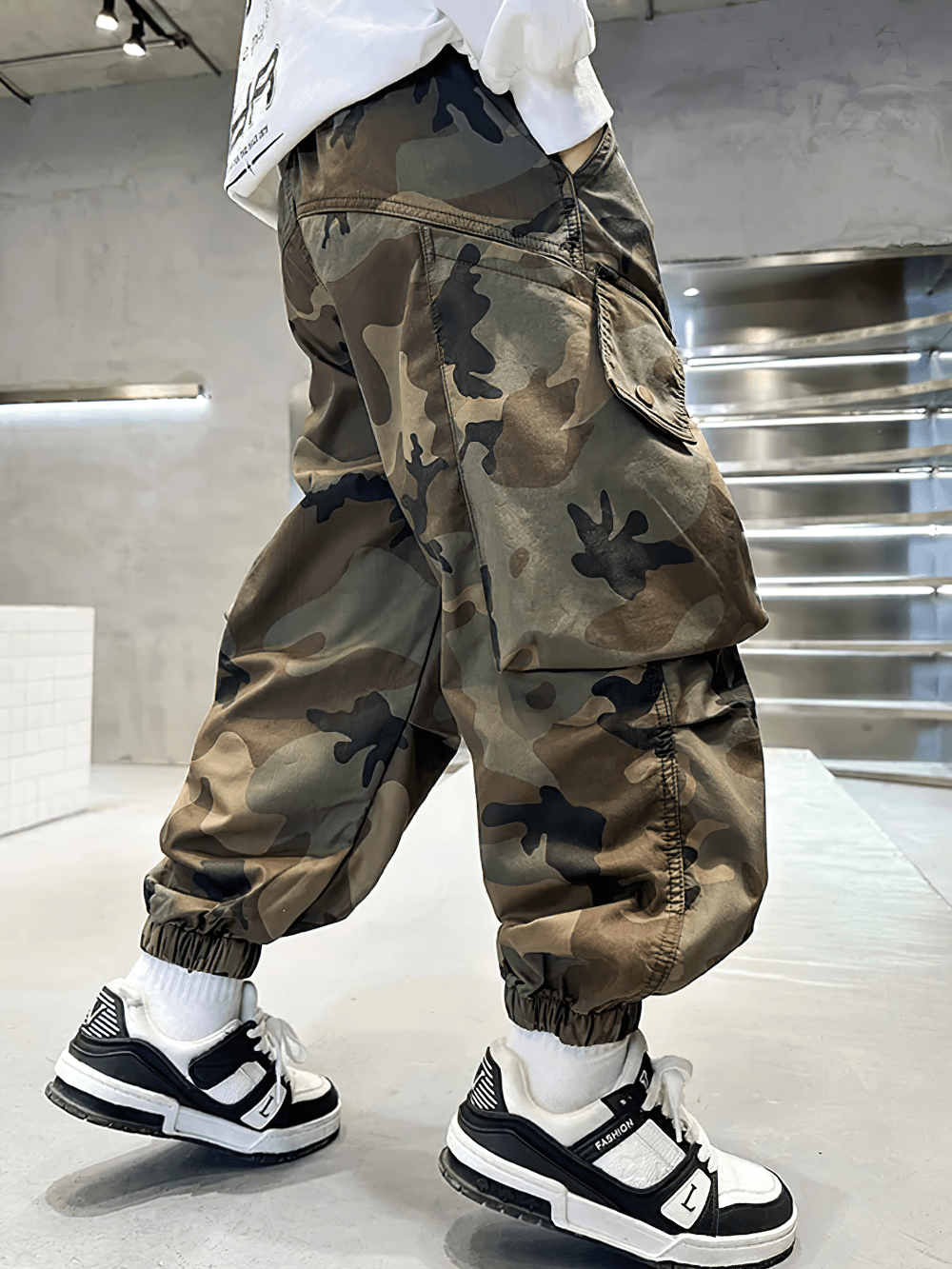 Stylish Boys Camouflage Jogger Pants with Elastic Waist - SF3871, featuring functional pockets and cuffed hems for sporty street style.