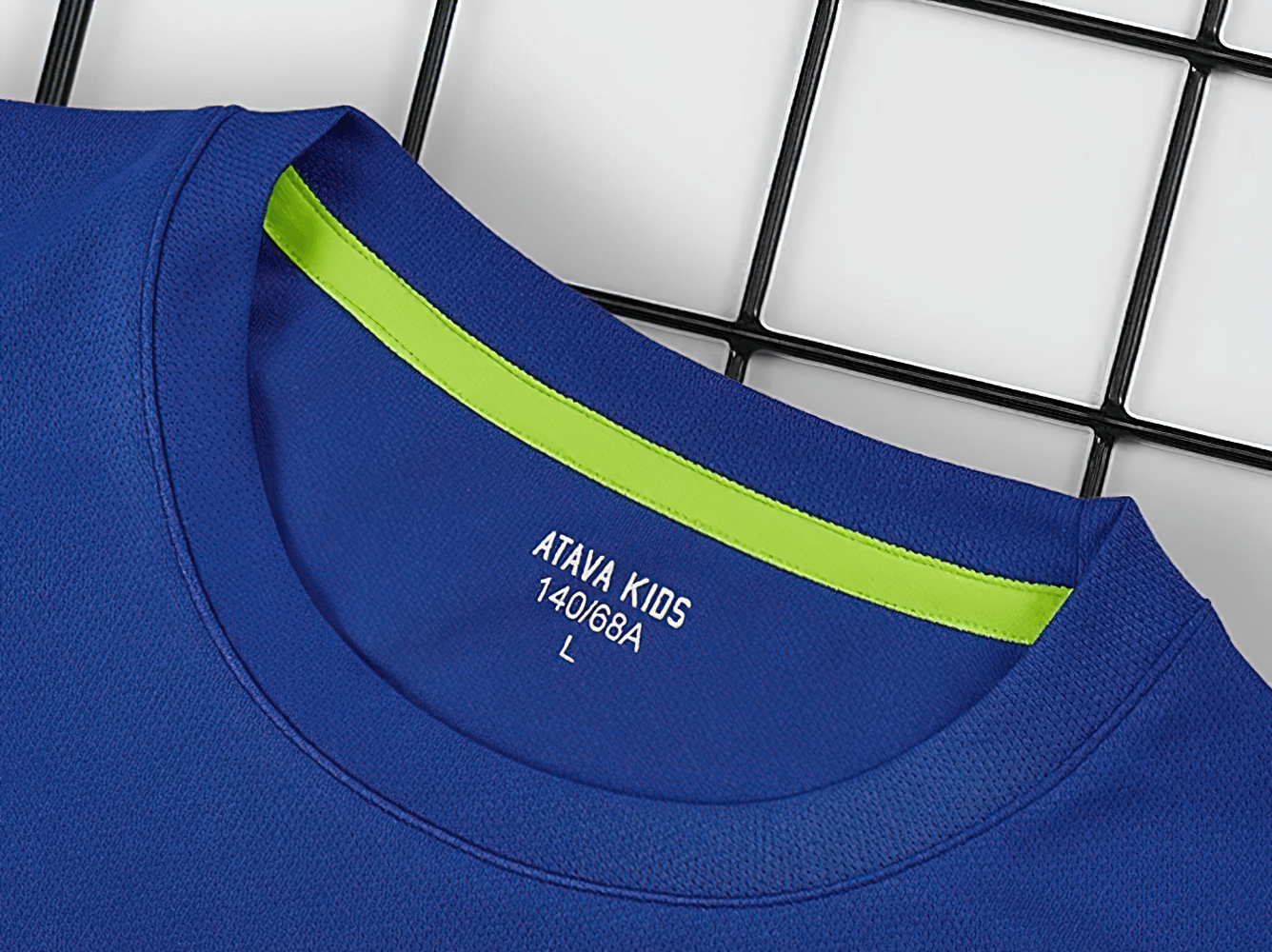 Close-up of neckline on Boys Quick-Dry Long-Sleeved Sports Top for Running - SF3601 showcasing the breathable fabric.