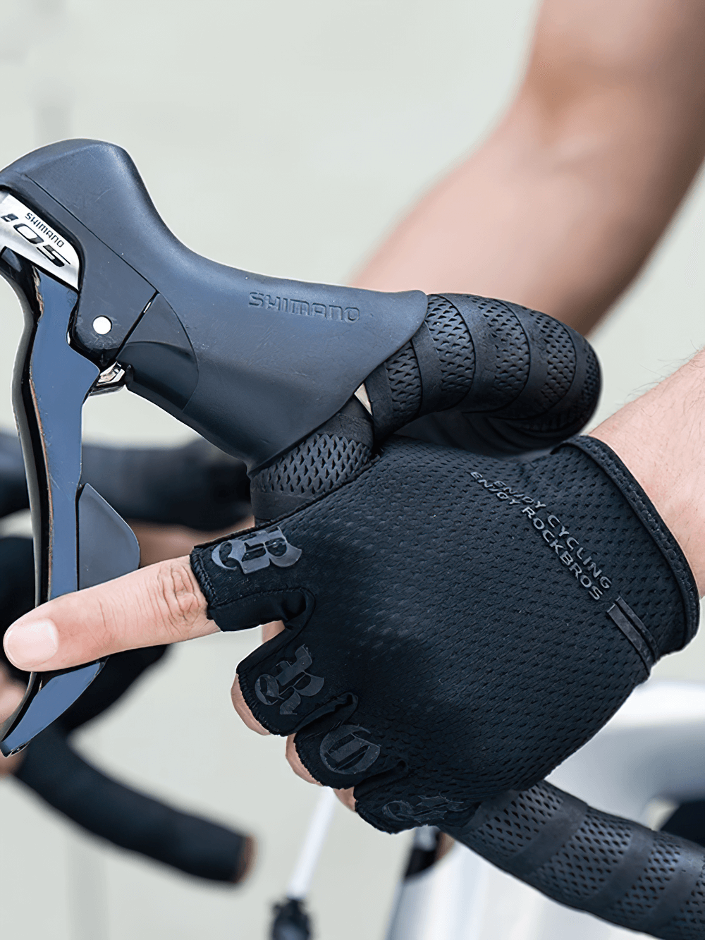 Breathable Anti-Shock Half-Finger Cycling Gloves SF2626 with SBR Palm Pads for grip and comfort on handlebars.