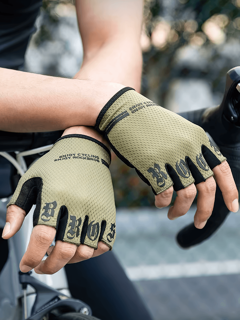 Breathable anti-shock half-finger cycling gloves with SBR palm pads for superior grip and ventilation, perfect for outdoor adventures.