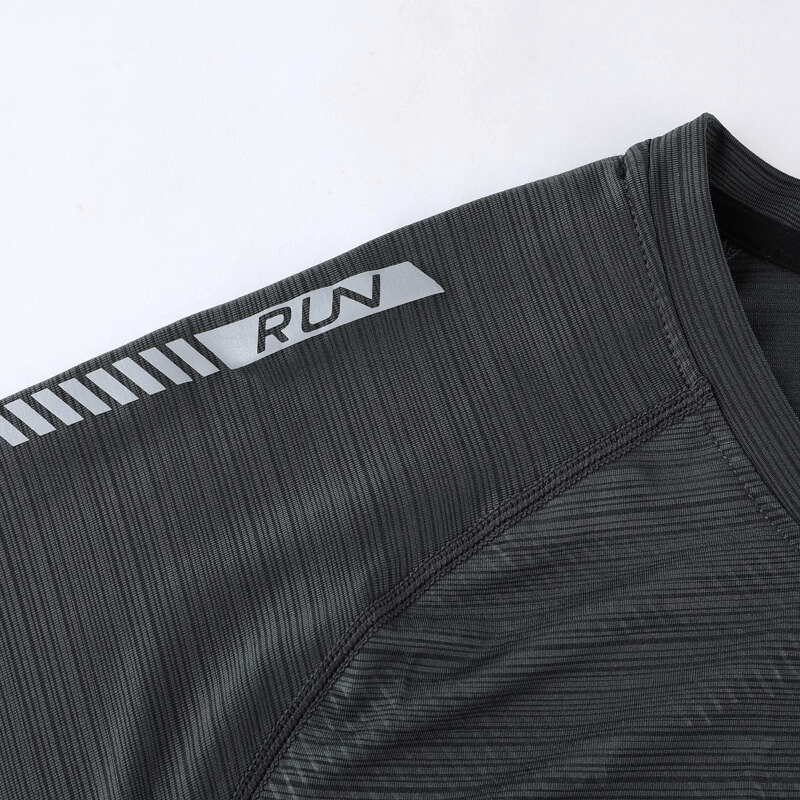 Breathable quick-drying men's sports t-shirt with reflective stripe and O-neck, ideal for running and training.