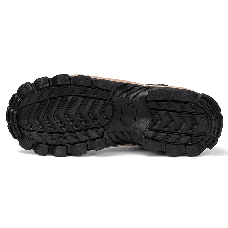 Durable rubber outsole of casual light men's sneakers, showcasing grip and traction for versatile and sporty style.