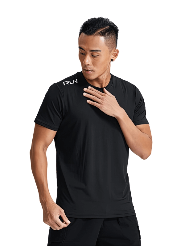 Man wearing a black quick-dry men's t-shirt with reflective stripes, perfect for workouts. Made from breathable polyester for comfort and style.