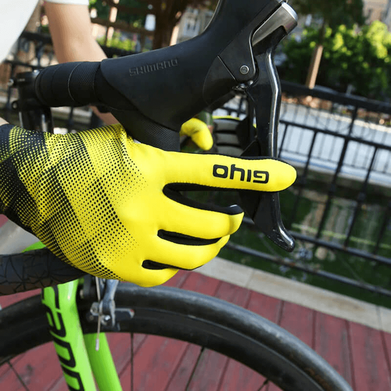 Close-up of cycling touchscreen gloves for men and women gripping a bike handlebar, showcasing anti-slip and flexible design.