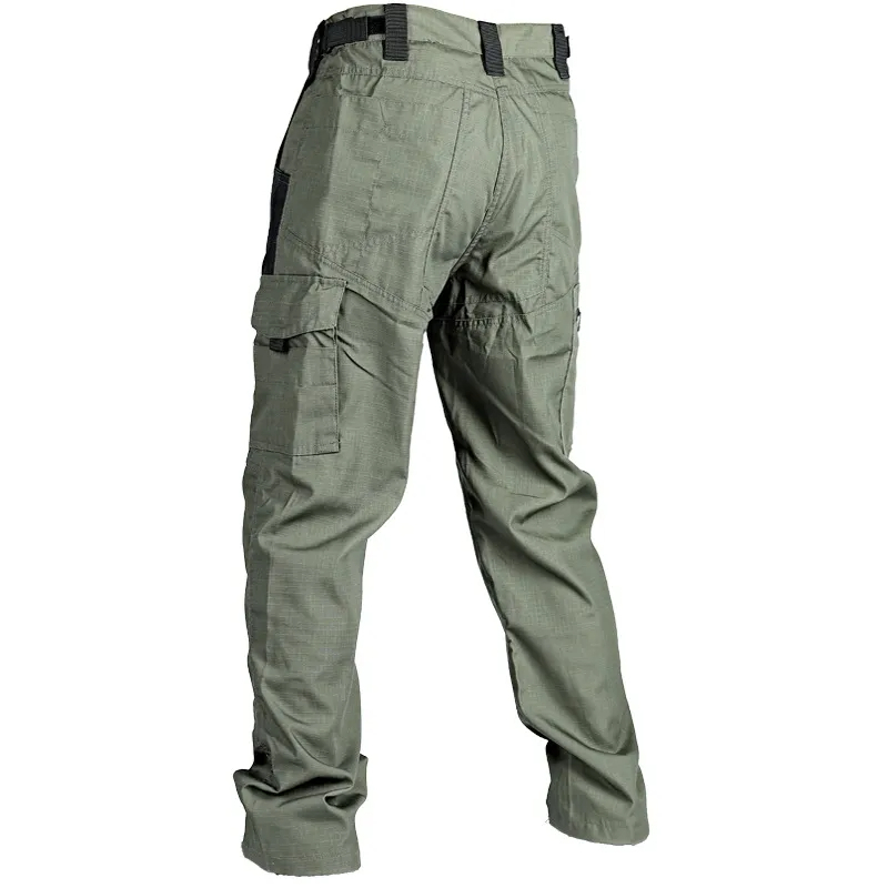 Back view of durable green trekking trousers with multi-pockets, ideal for hiking and outdoor activities. Model SF2061.