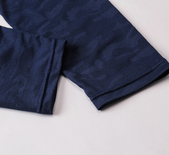 Close-up of blue elastic compression leggings featuring quick-drying fabric and a flat seam design. Ideal for men’s activewear.