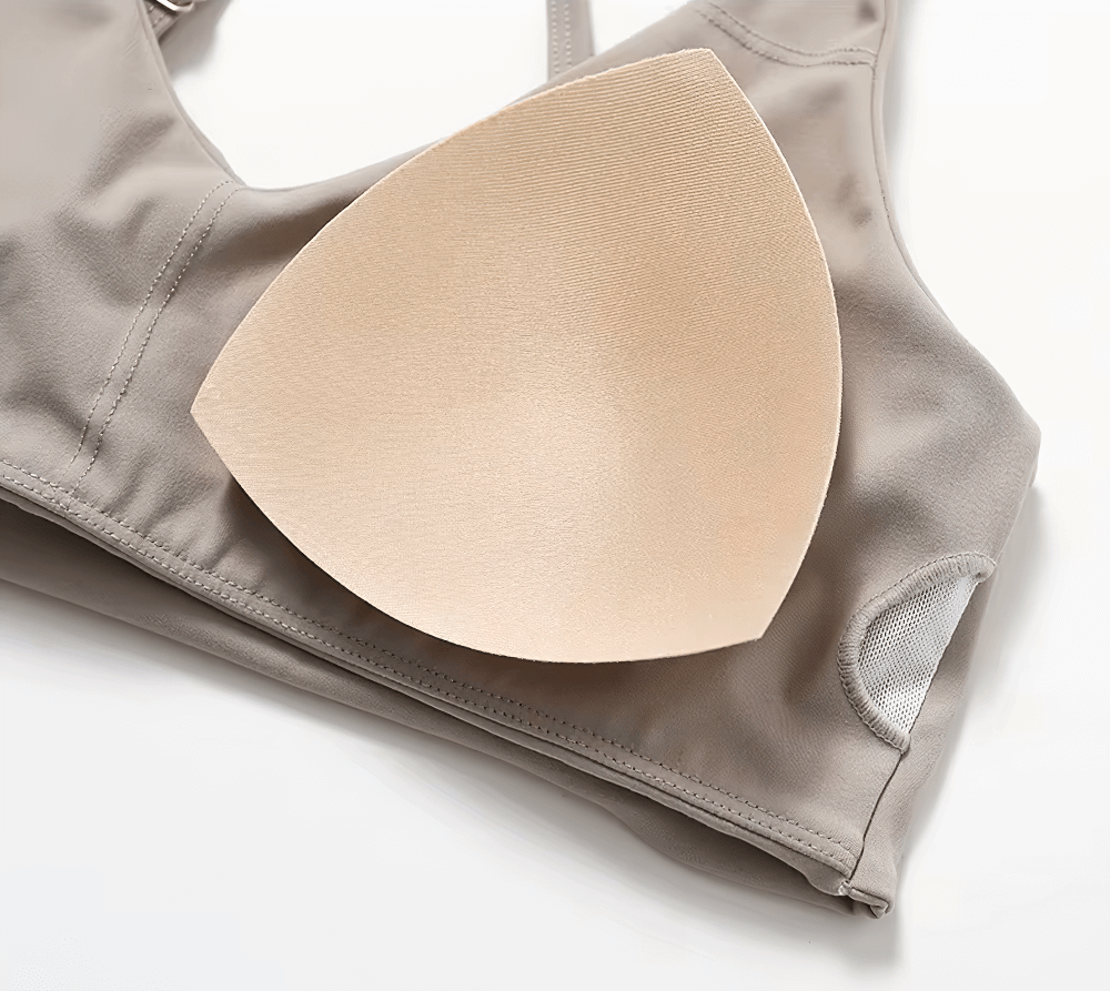 Elastic racerback sports bra top with removable padding, perfect for yoga and fitness with stylish and breathable design.