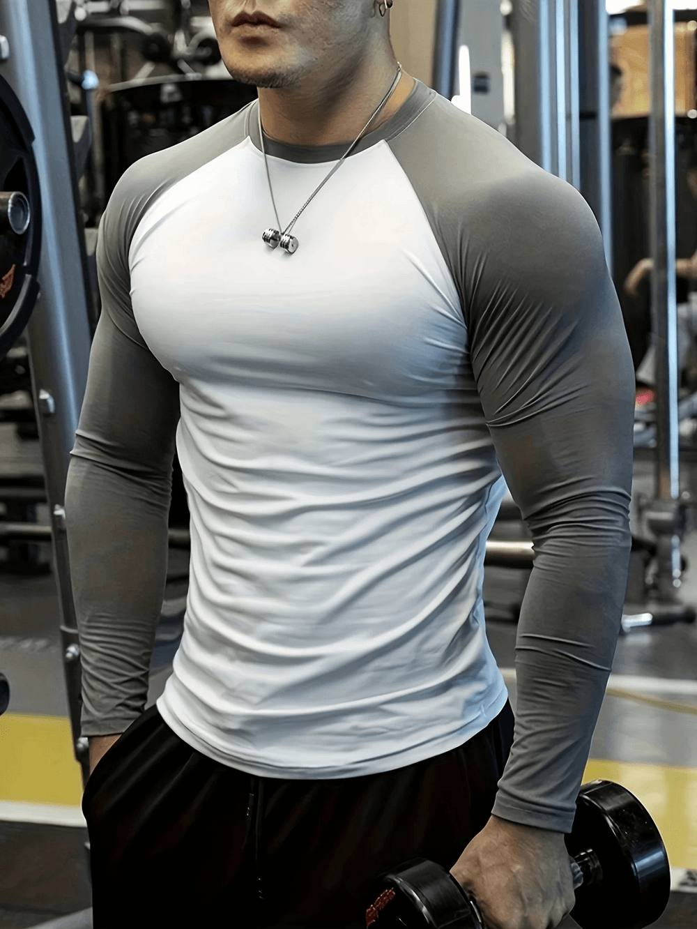 Elasticity Compression Raglan Top for Gym Training - SF4599 model showcasing fitted design and contrast sleeves in gym setting.
