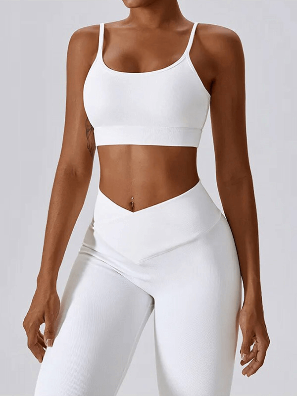 Woman wearing a white 2-piece seamless sports set, designed for comfort and performance, ideal for fitness activities and trends.