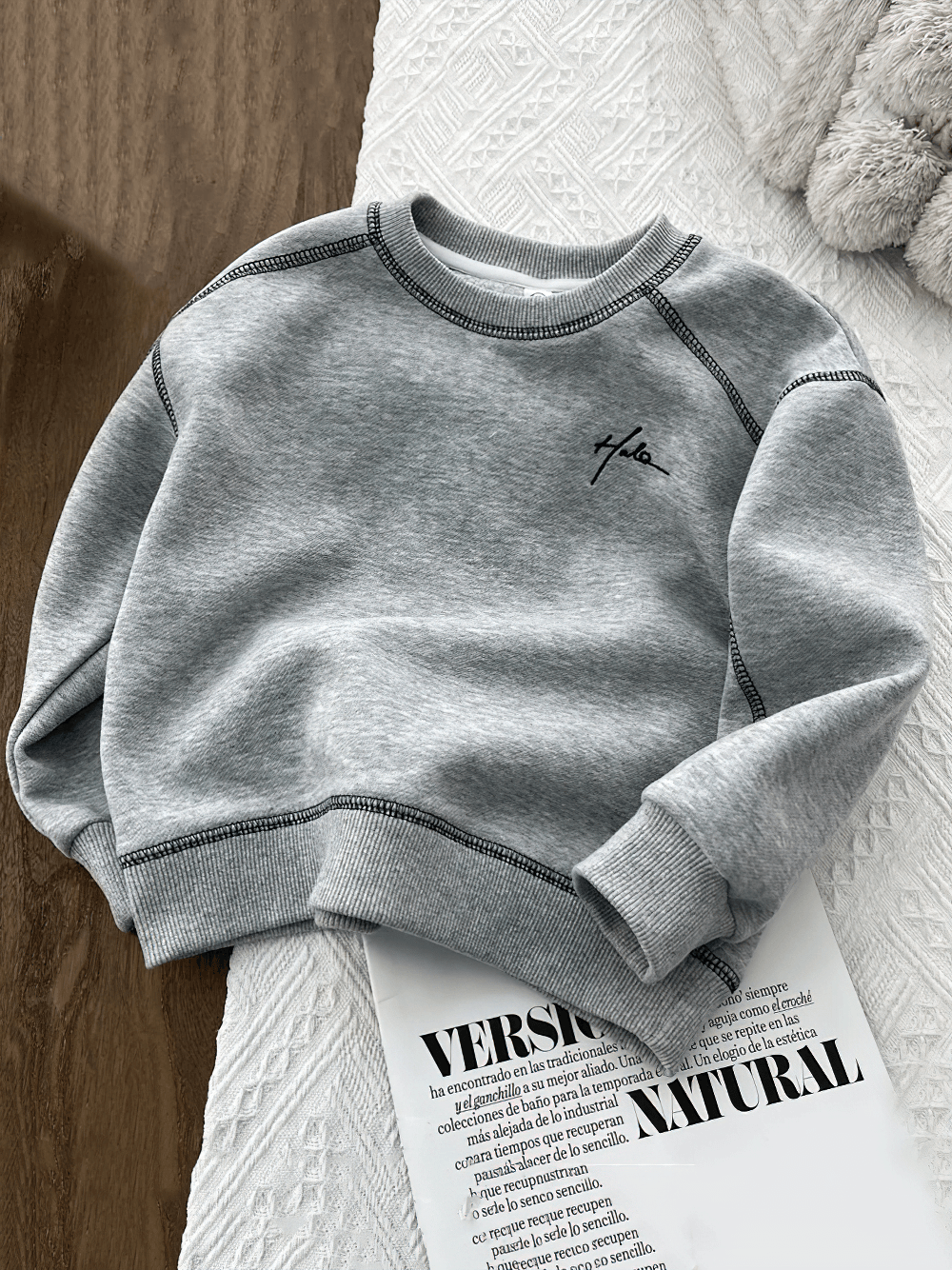 Fashion Loose Crewneck Cotton Pullover for Kids - SF3531 in gray, showcased in a cozy setting, ideal for comfortable style.