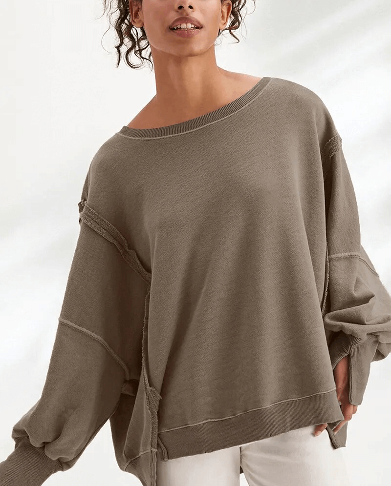 Woman wearing fashionable oversized sweatshirt with reversible seam and O-neck, in cotton fabric for comfort and flattering fit, SF1575