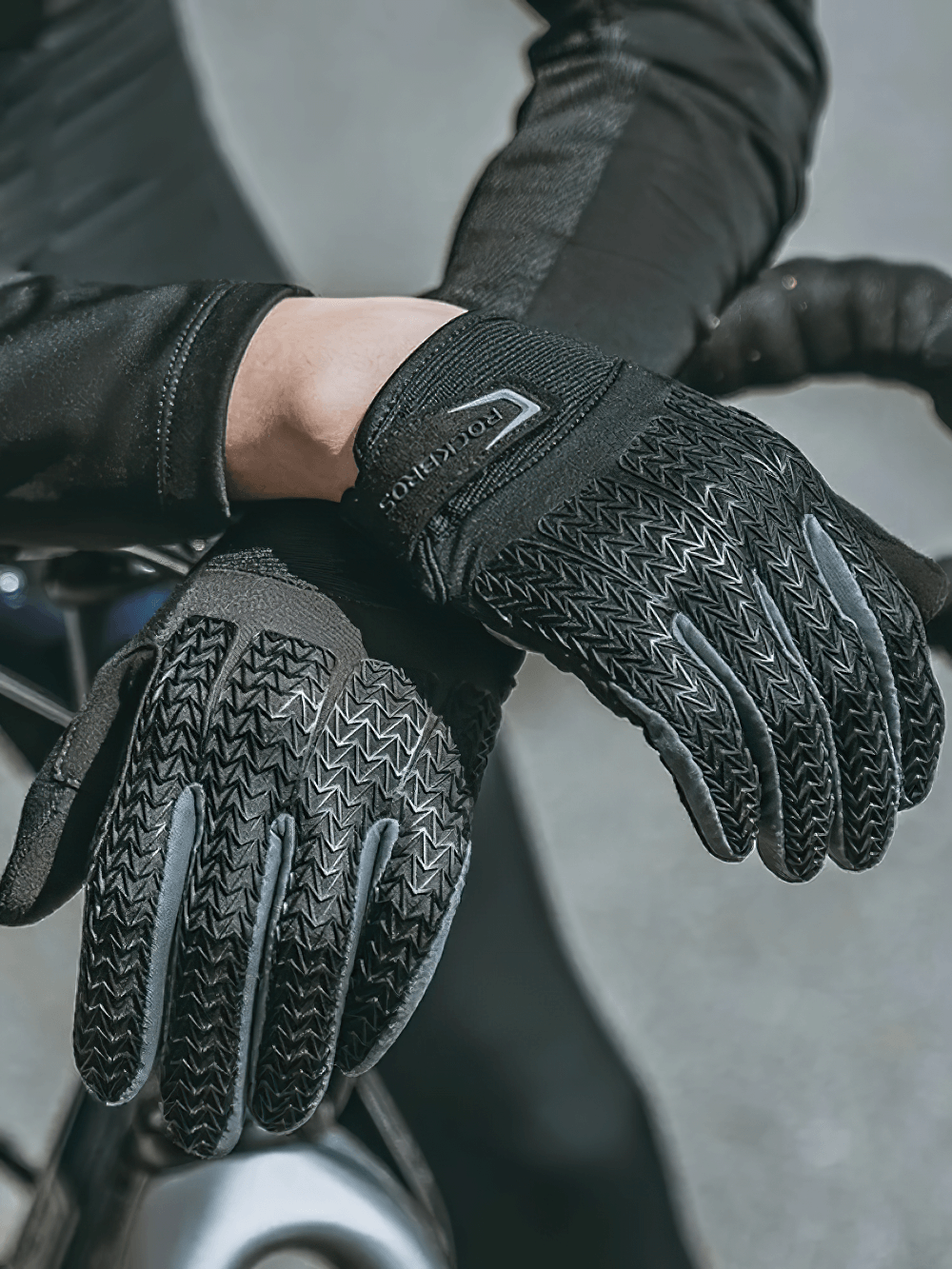 Full finger waterproof cycling gloves with silicone grip, designed for optimal control and comfort while riding.