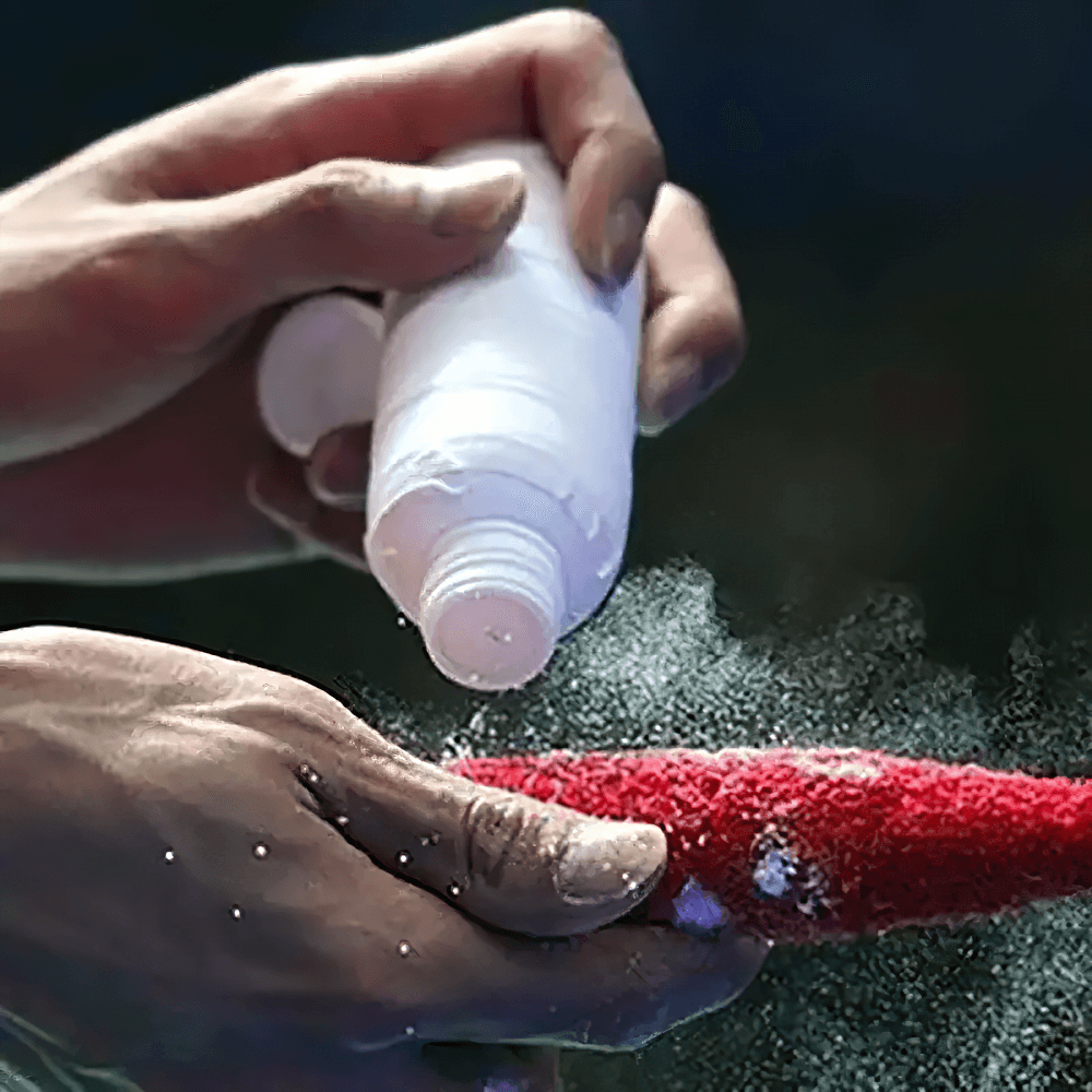 Using Grip Powder for Weightlifting and Climbing - SF3556 on red grip tape to enhance performance and reduce slipping during workouts.