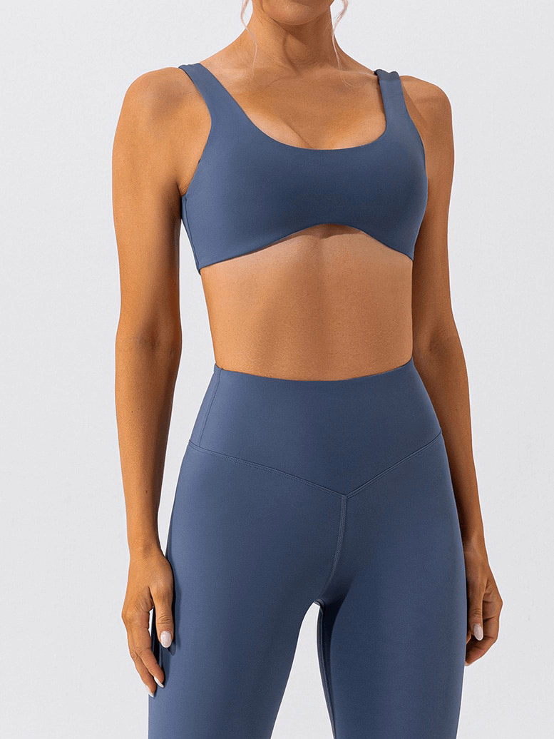 Woman wearing gym workout breathable seamless sports bra and soft underwear, SF1314, perfect for yoga and fitness. Comfortable and stylish.