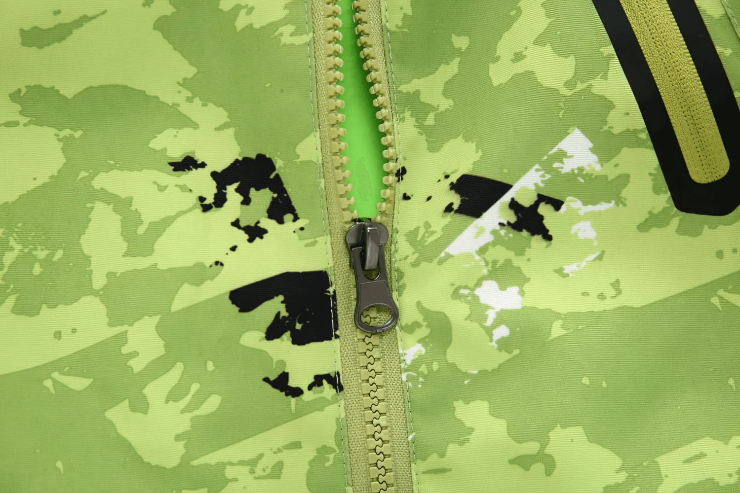 Close-up of a Hooded Windbreaker Jacket with Camo Print - SF3847 zipper detail