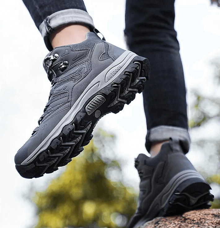 Unisex leather hiking boots SF1634 showcasing superior grip and cushioning for outdoor adventures.