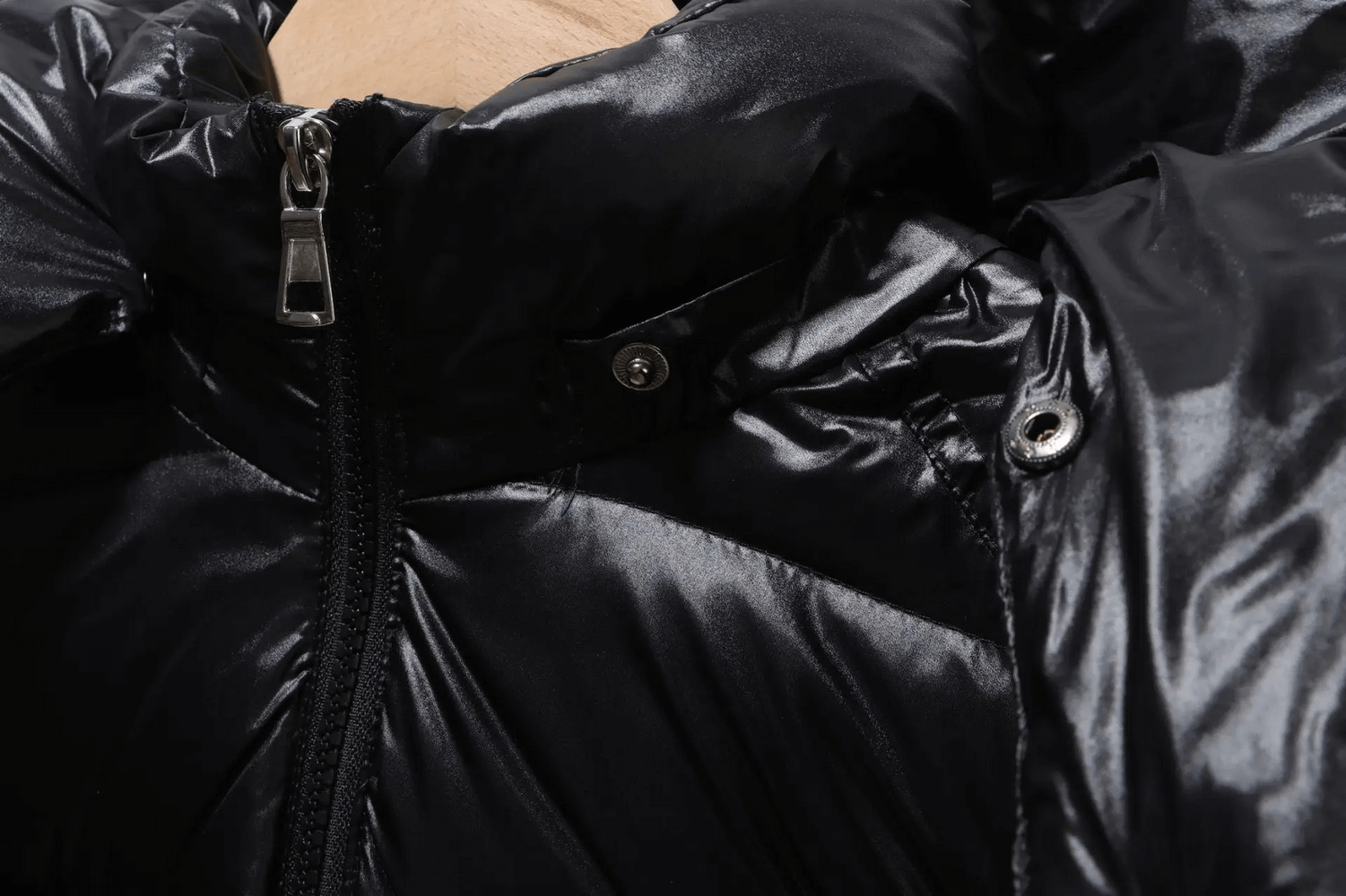 Kids Duck Down Jacket with Hood and Zipper - SF3515 close-up featuring a black shiny fabric and sturdy zipper.