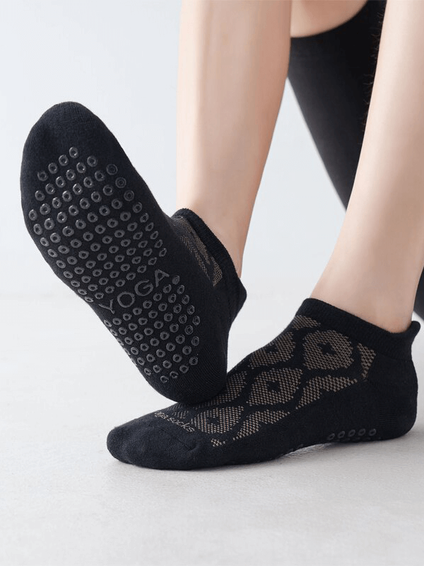 Black ladies breathable anti-slip cotton Pilates socks with grip dots, perfect for casual sports or yoga. Comfortable and stylish.