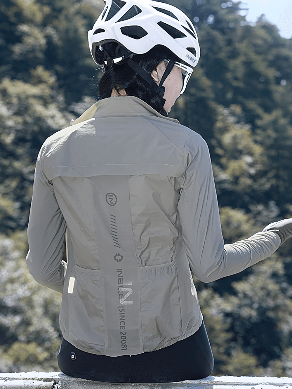 Cyclist wearing lightweight women’s cycling jacket SF2633 with reflective details and back ventilation