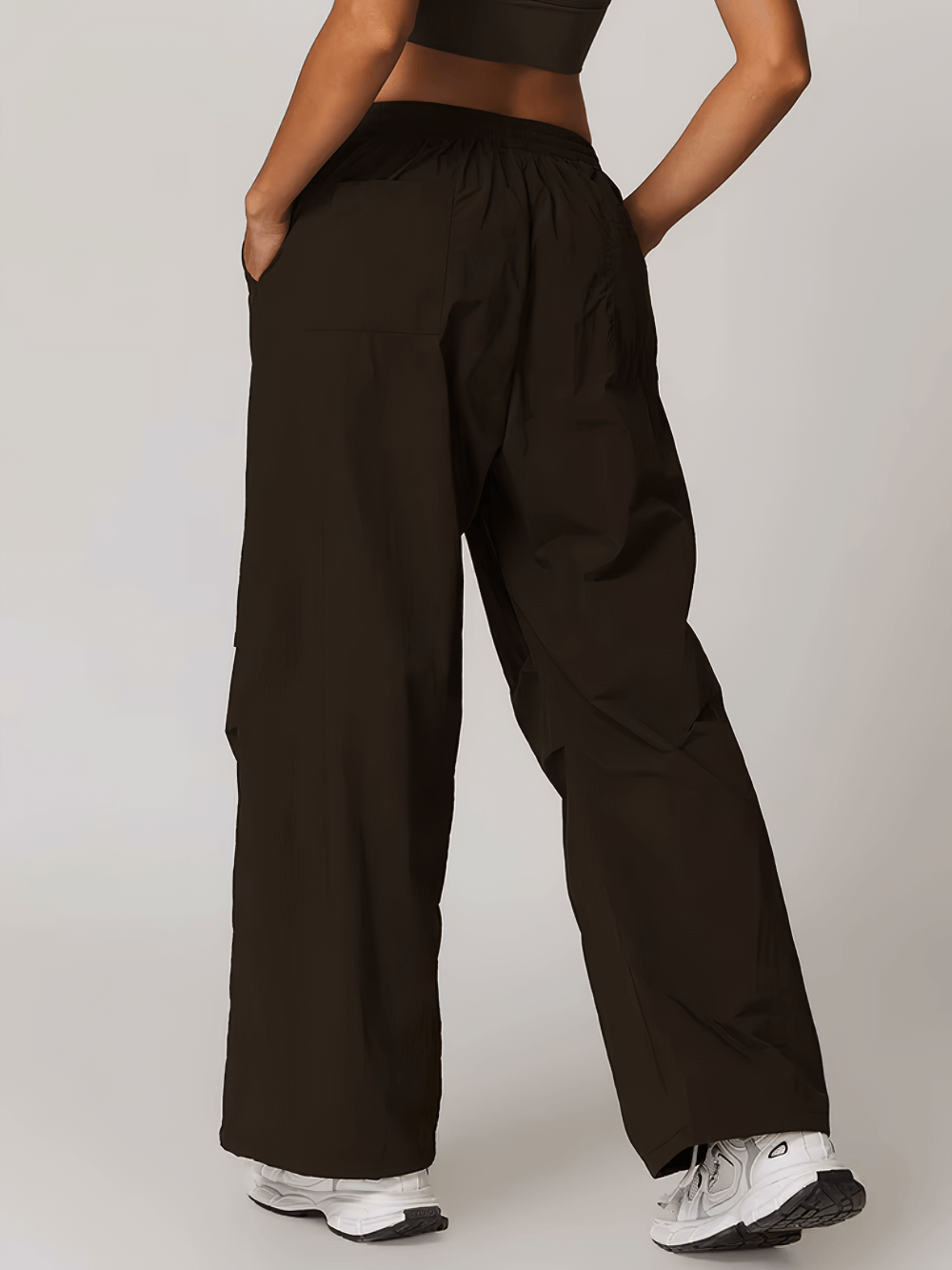 Lightweight high-waist women's pants with pockets, perfect for yoga or hiking. Featuring an elastic waist and breathable fabric.