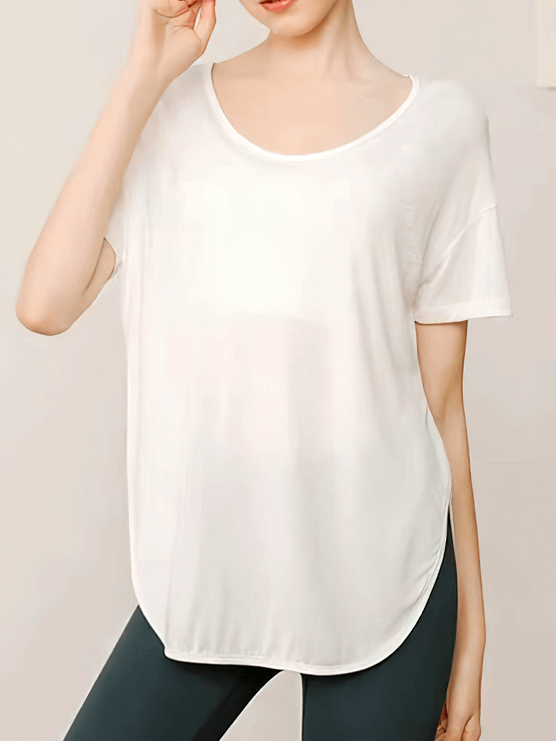 Women's loose round neck white t-shirt made of breathable quick-drying fabric, ideal for yoga workouts and fitness activities.