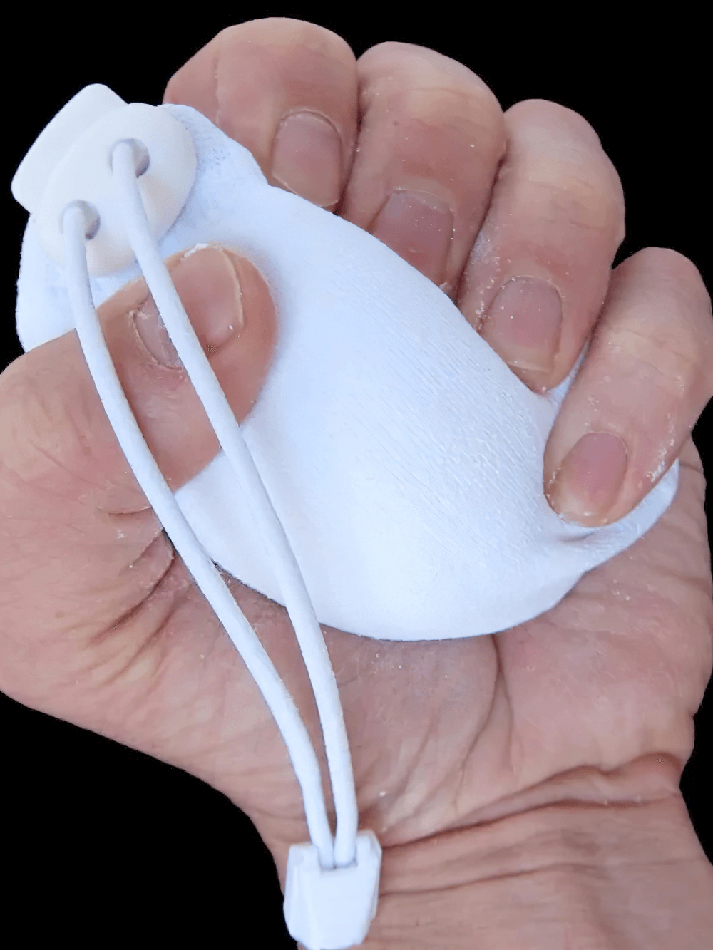 Hand gripping Magnesium Chalk Ball for Weightlifting and Climbing - SF3452 to enhance training performance.