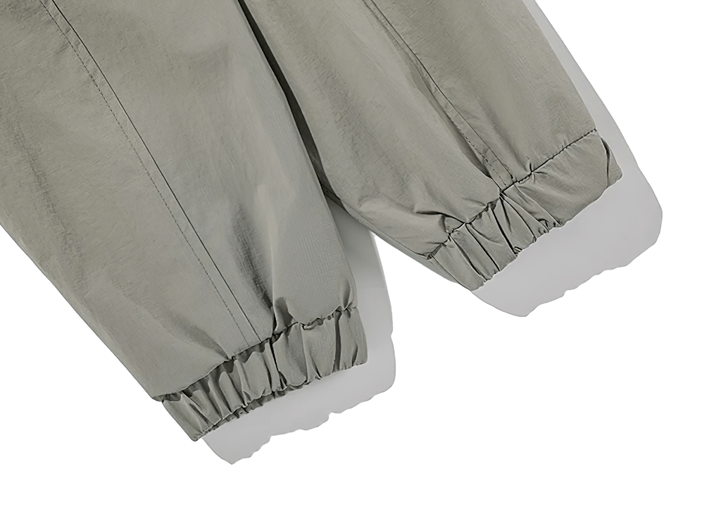 Close-up of men's loose-fit work jacket cuffs, showcasing durable polyester fabric and elastic cuffs. Ideal for outdoor activities.