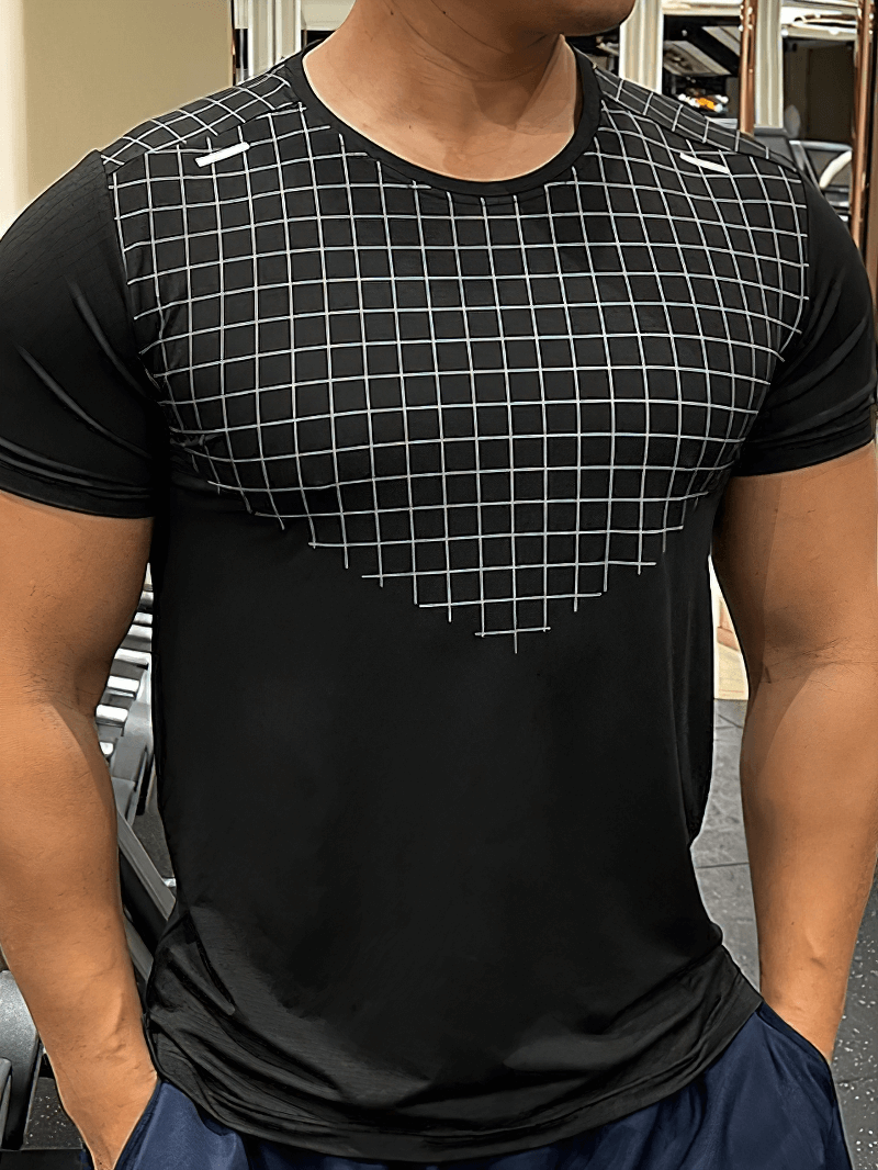 Man wearing a black men's grid-print quick-dry gym tee, perfect for intense workouts, featuring an O-neck and short sleeves.