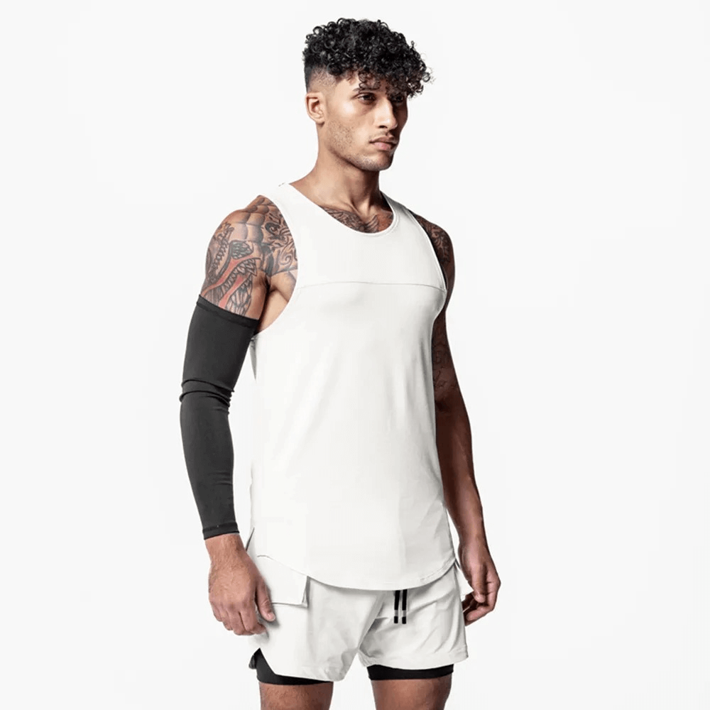 Men's gym training tank top with O-neck and asymmetric hem in white, perfect for workouts, made of breathable polyester. Model wearing tank top.