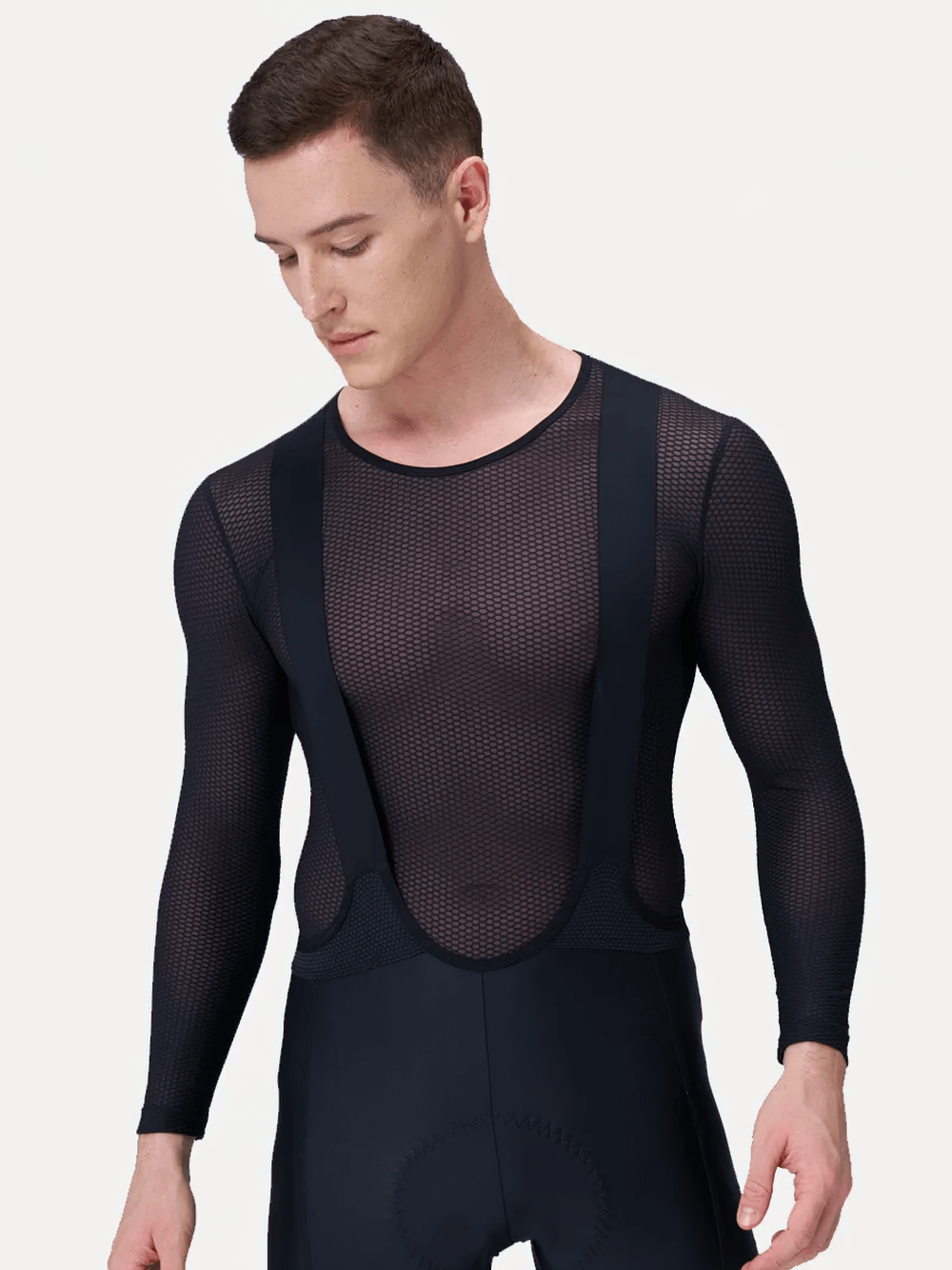 Man wearing men's mesh long-sleeved cycling base layer SF2572, showcasing breathable quick-dry fabric for cyclists.