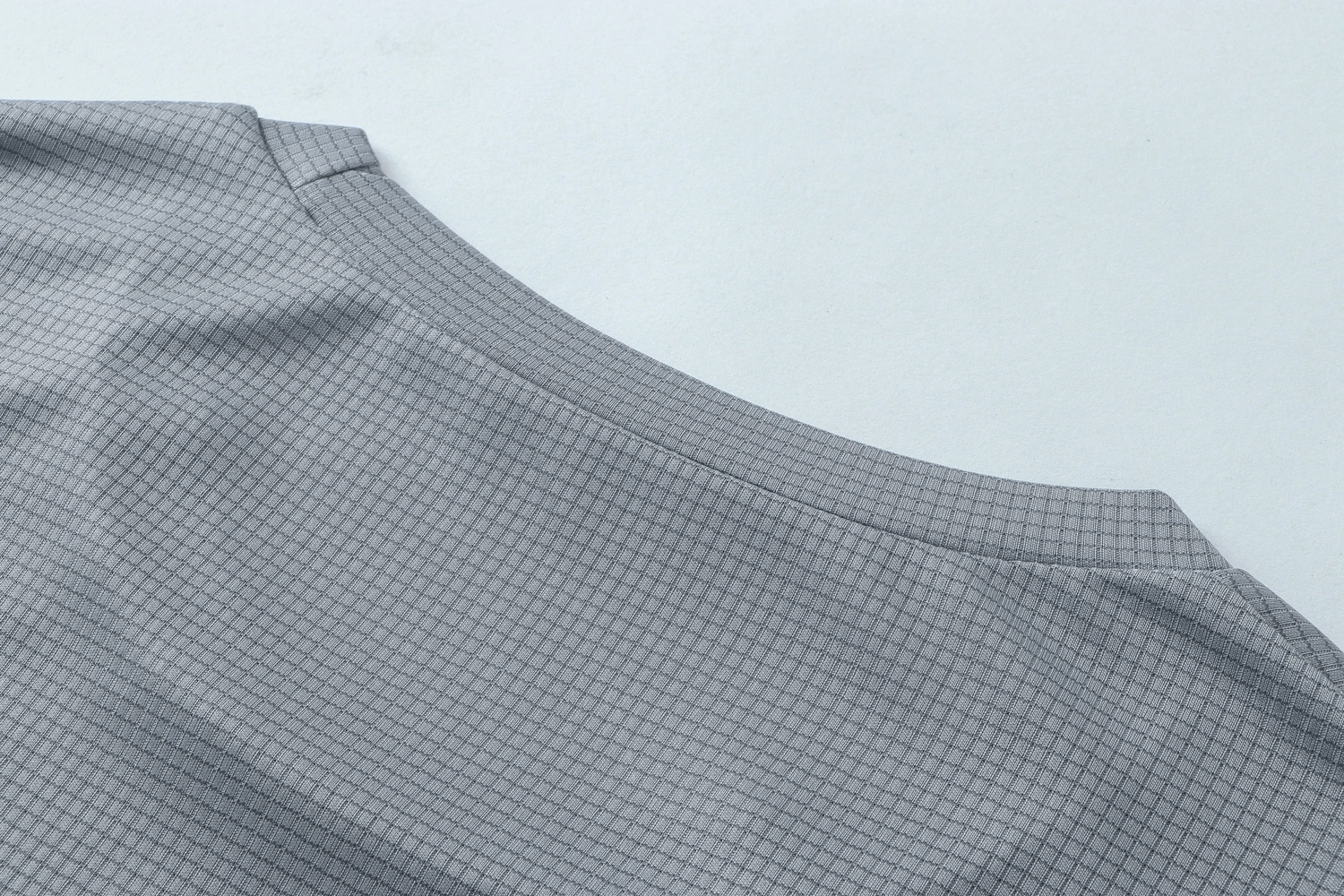 Gray men's quick-drying round neck t-shirt, featuring grid pattern fabric texture, ideal for versatile sports activities.