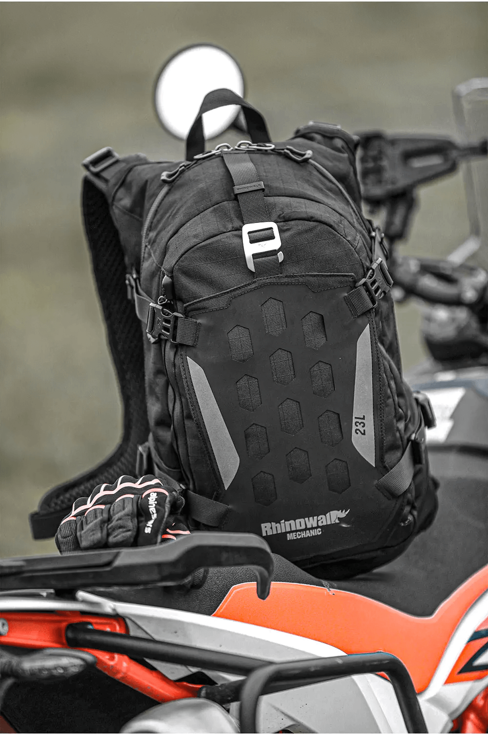 Motorcycle backpack with magnetic release and rain cover attached to a bike, ideal for long-distance travel, 23L capacity.