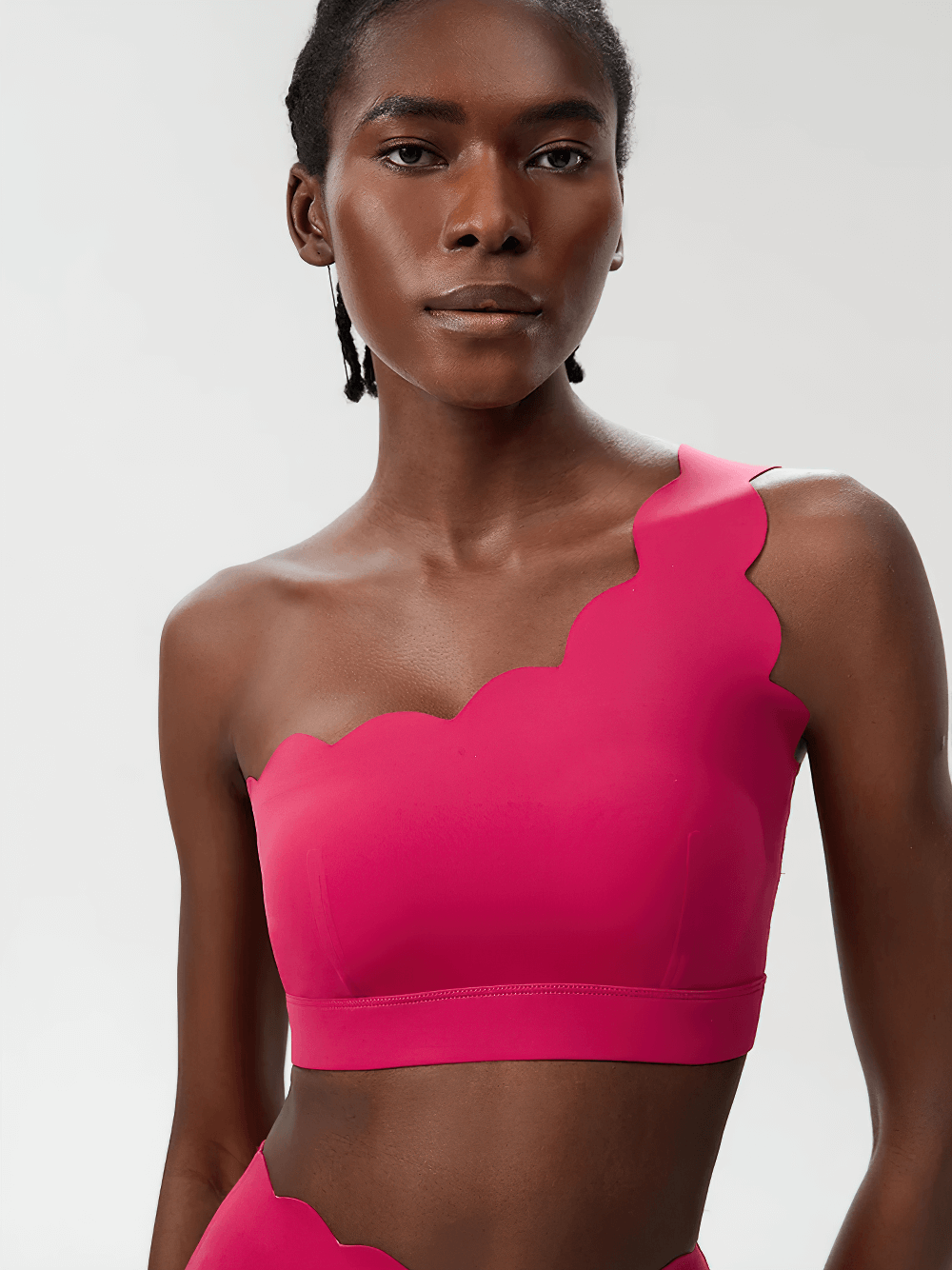 One-Shoulder Scallop Seamless Yoga Sports Bra - SF4012 in vibrant pink with scalloped neckline, ideal for yoga and athleisure.