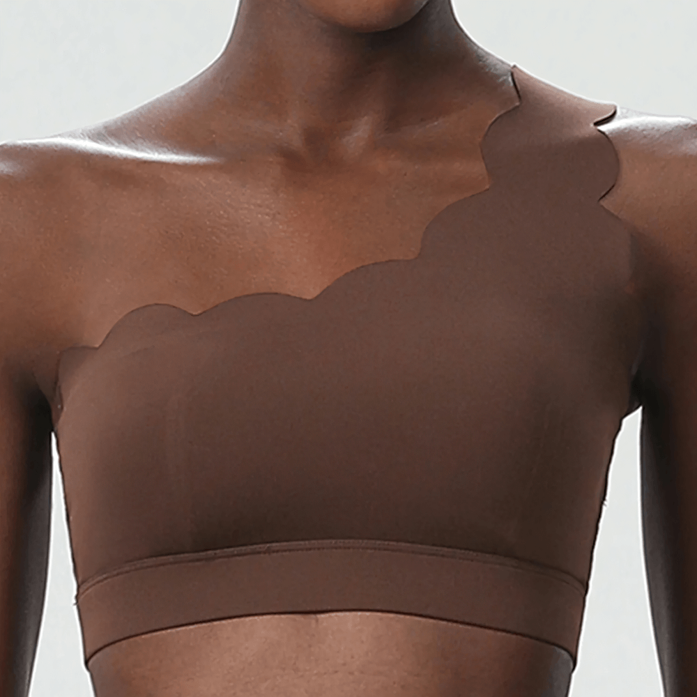 One-Shoulder Scallop Seamless Yoga Sports Bra - SF4012 with asymmetrical strap and scalloped edge, perfect for workouts.