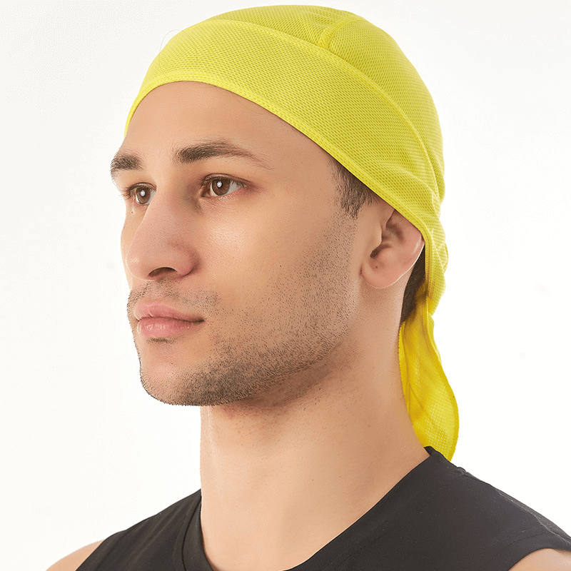 Man wearing a yellow quick-dry cycling cap with UV protection, ideal for outdoor sports like cycling, hiking, and climbing.