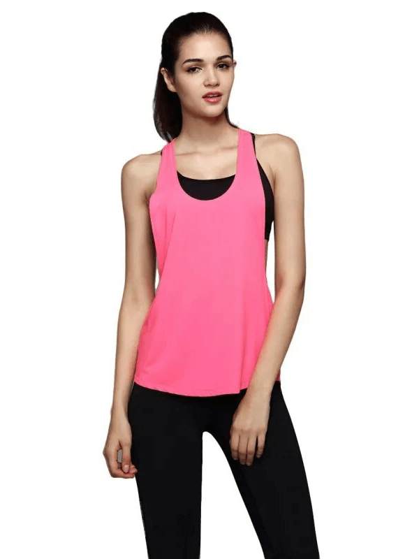 Woman wearing a pink quick-dry sleeveless yoga top, perfect for fitness activities. Lightweight and breathable fabric for comfort and freedom of movement.