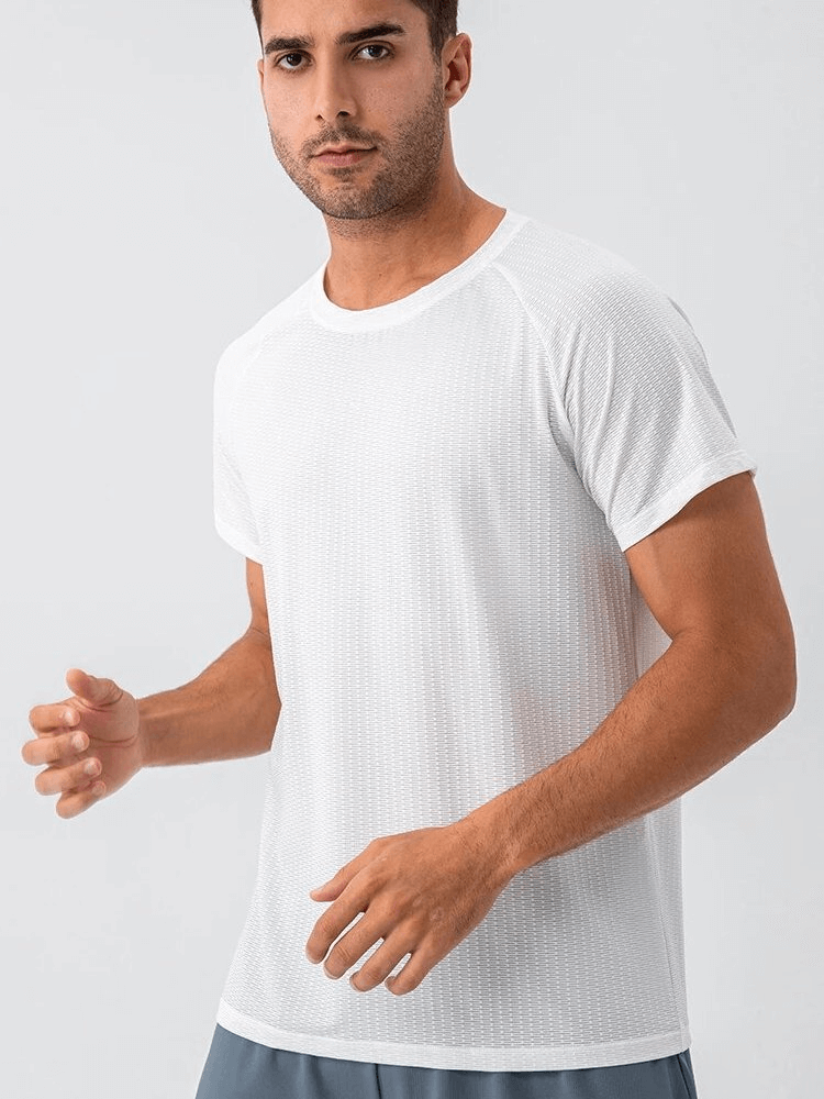 Man wearing white quick-drying mesh sports t-shirt, ideal for training. Product code: SF1725.
