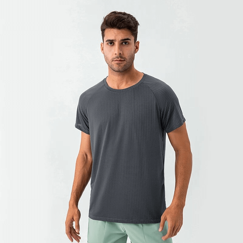 Quick-drying mesh sports men's t-shirt in dark grey, perfect for training. Model wearing SF1725, featuring O-neck and polyester fabric.