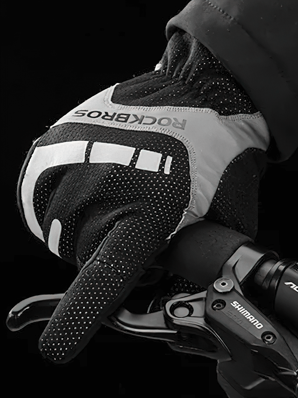 Reflective touchscreen cycling glove with SBR pad on bicycle handlebar, showcasing non-slip thermal design for winter use.