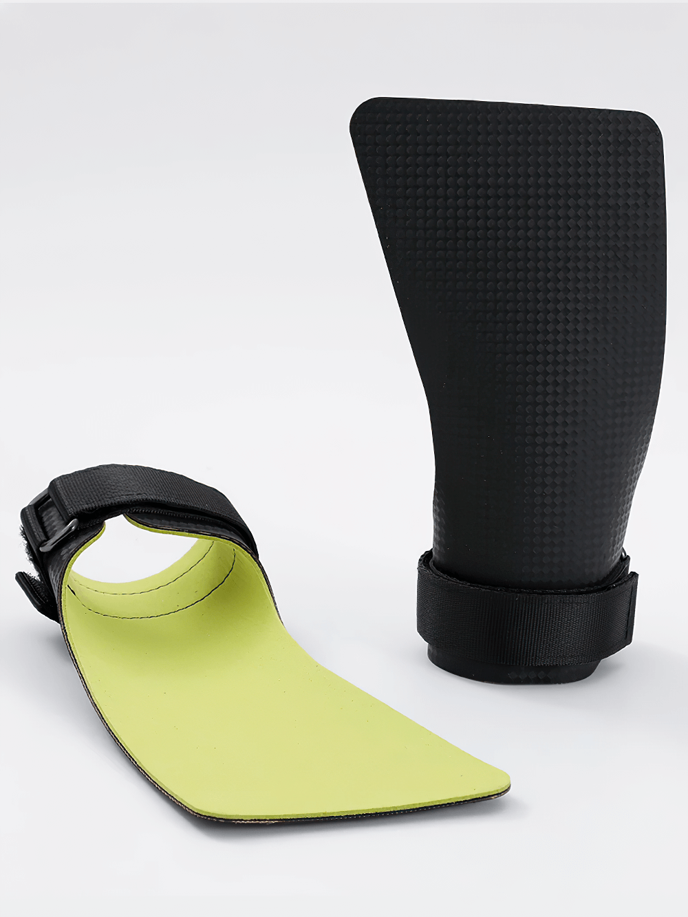 Kevlar Rubber Grip Pads for Crossfit and Weightlifting - SF3507, featuring no-hole design and wrist strap for secure gym training.