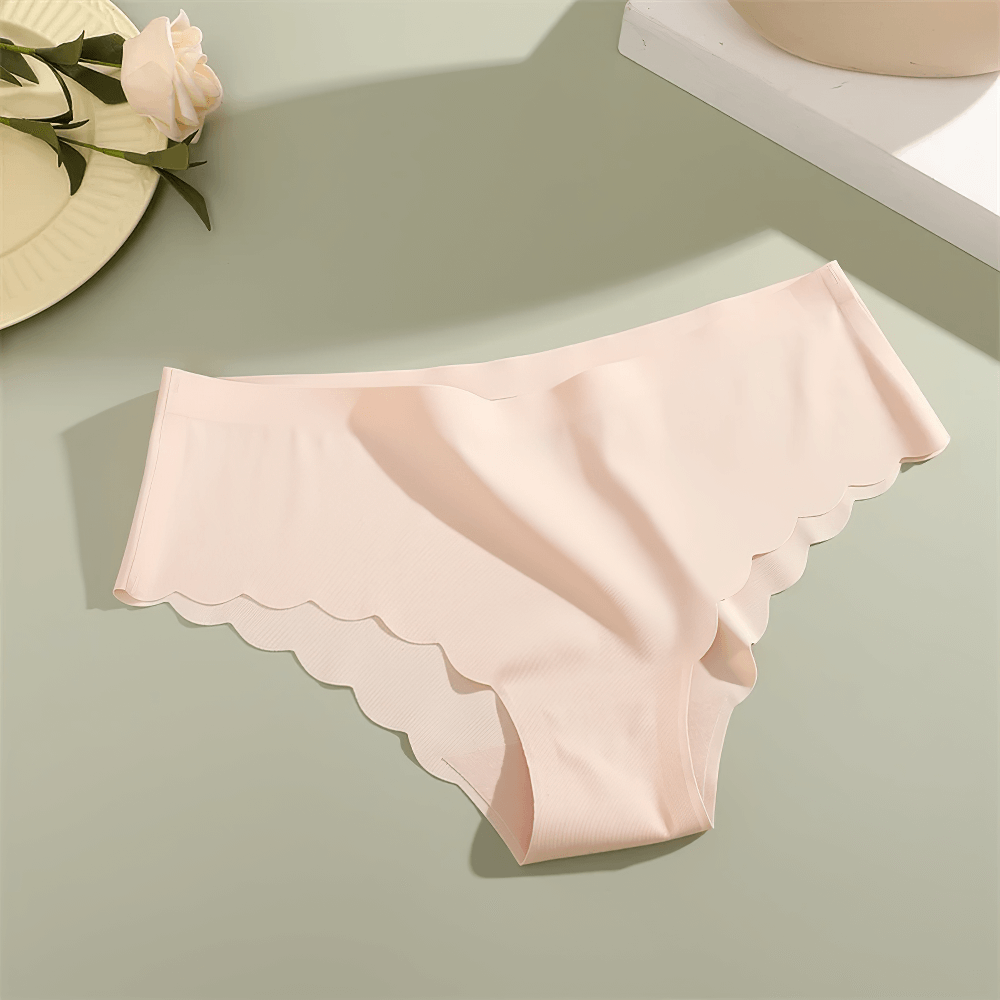 Seamless scalloped edge panties in soft pink with breathable fabric and a traceless fit for women, ideal for everyday wear.