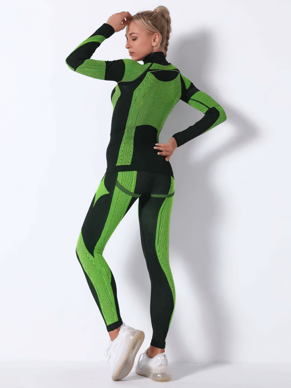 Woman wearing a green and black seamless thermal activewear set, featuring moisture-wicking fabric for workouts and yoga.