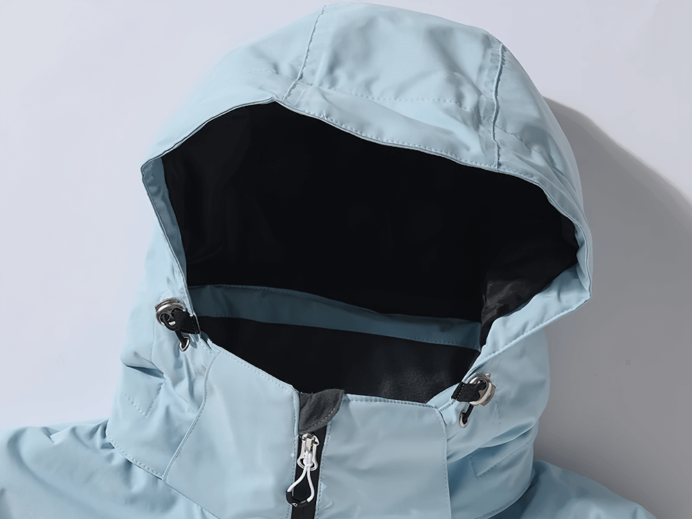 Blue waterproof snowboard jacket with adjustable hood, ideal for winter sports like skiing and snowboarding. Model SF2555.