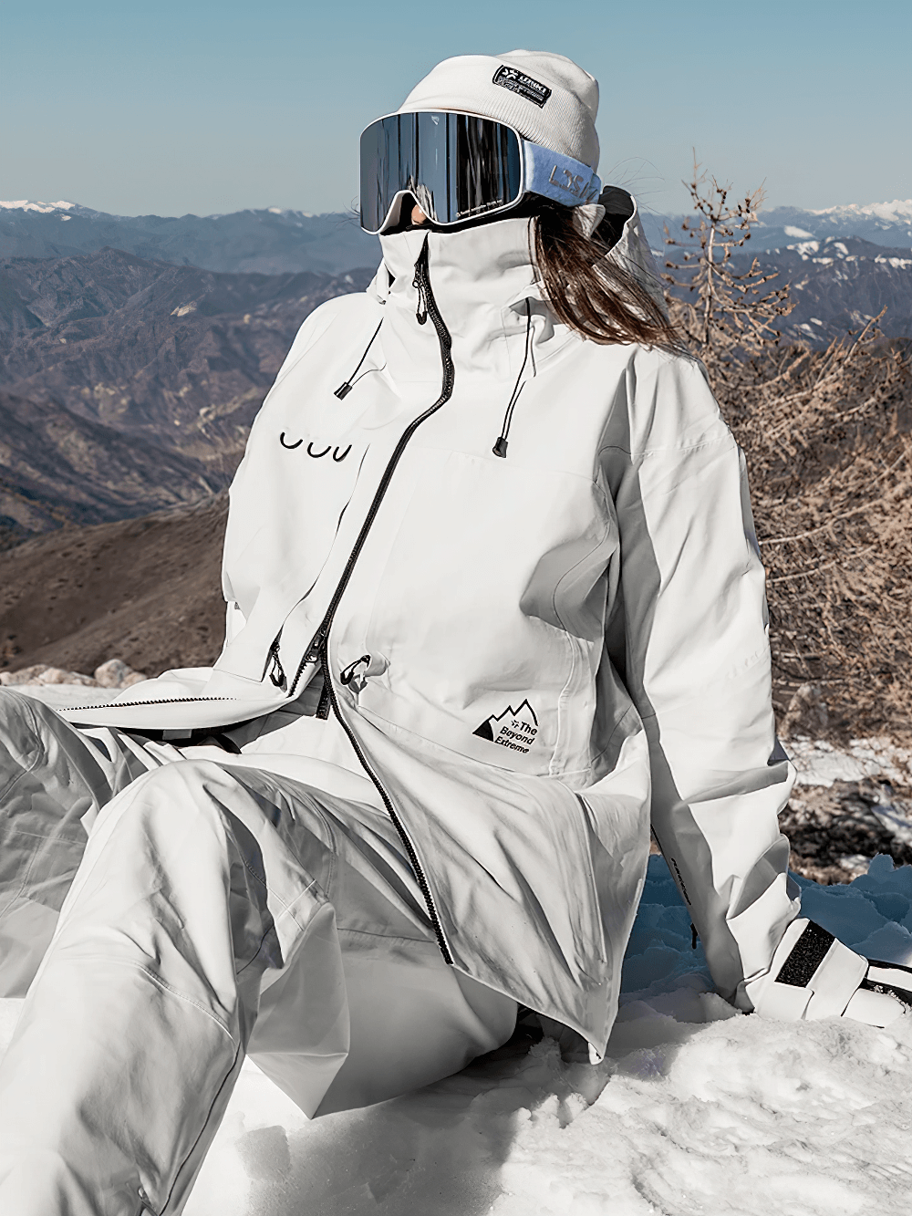 Adventurer wearing snowboarding jacket SF2472 with taped seams, hidden pockets, and mesh lining on snowy mountain.