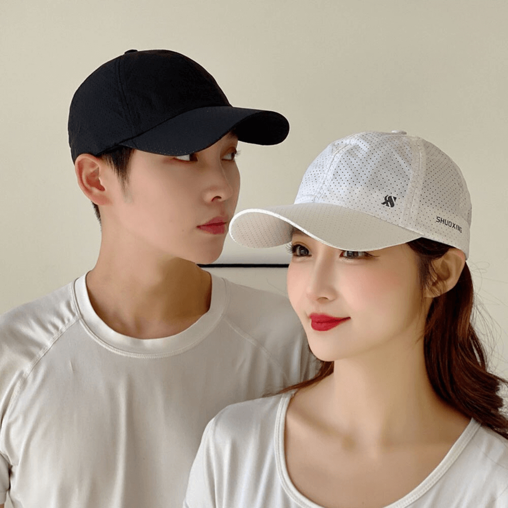 Unisex black and white breathable mesh baseball caps for outdoor sports and sun protection, perfect for stylish everyday wear.