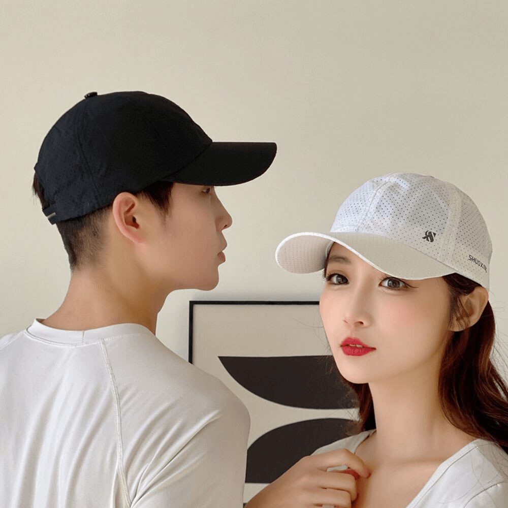 Unisex Solid Color Breathable Mesh Baseball Caps in Black and White for Outdoor Sports