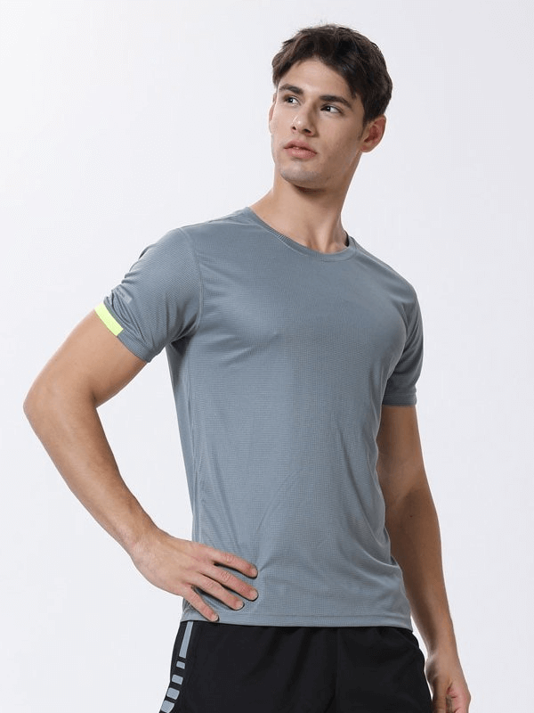 Man wearing gray sports quick-drying t-shirt SF1506, with short sleeves and O-neck, designed for training and comfort.
