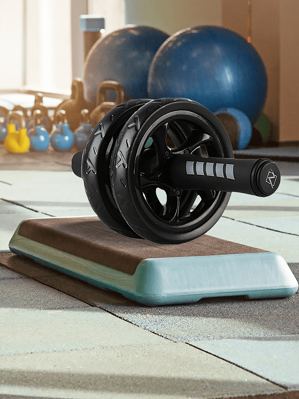 Durable strength training roller SF3233 on gym mat, perfect for core workouts and fitness enthusiasts.