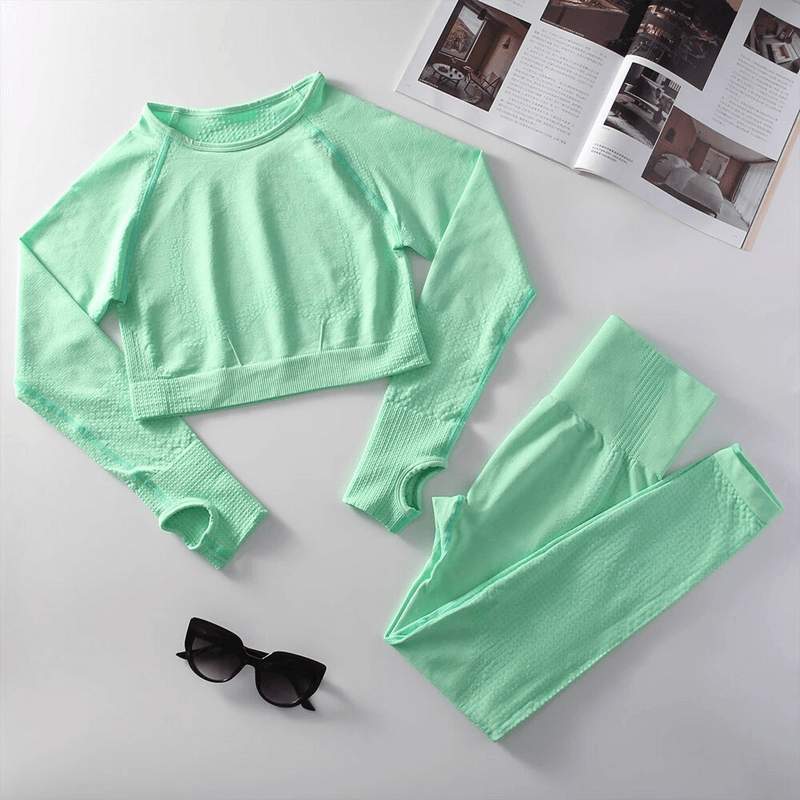 Stylish Elastic Women's Suit in green, with top and leggings, ideal for yoga and workouts, accompanied by fashionable sunglasses.